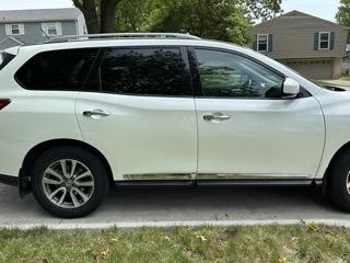 Photo of 2016 White Nissan Pathfinder